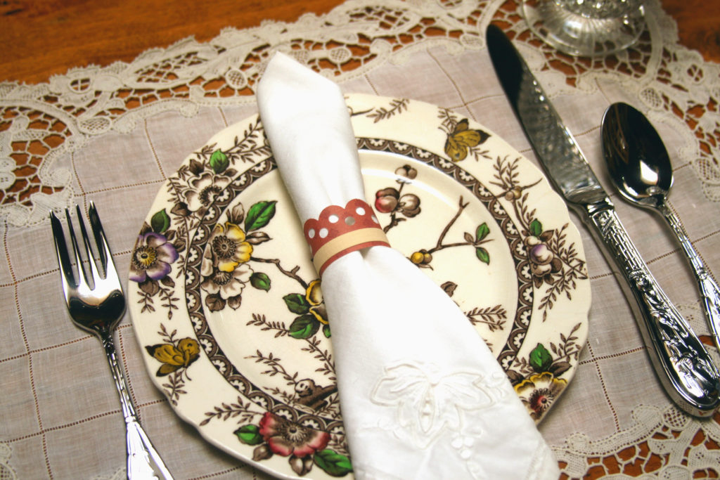 Make these easy DIY paper napkin rings to complete your table setting. By following the simple step-by-step tutorial, you'll have pretty napkin rings to entertain in style. #craftedliving #thanksgiving #thanksgivingcrafts #thanksgivingdecorations